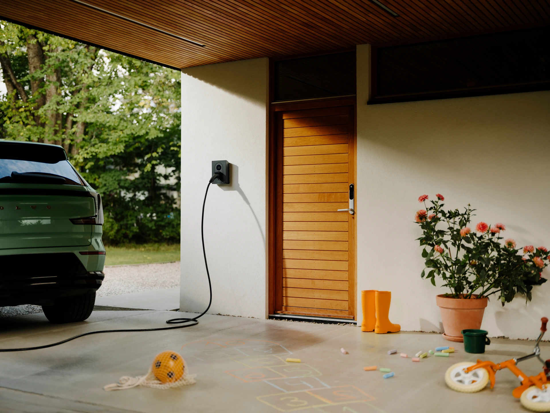 Elektrische auto aangesloten op een Zaptec-laadpunt bij een woning