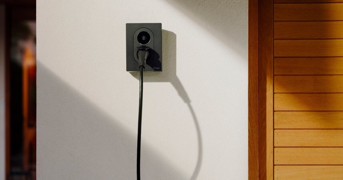 Zaptec Go 2 gemonteerd tegen de gevel van een woning